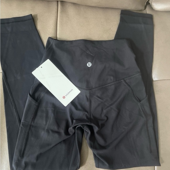 Lululemon Aligns 25” with Pockets - Picture 3 of 11